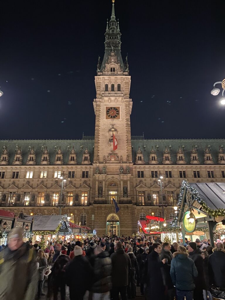 ハンブルク市庁舎前のクリスマスマーケット