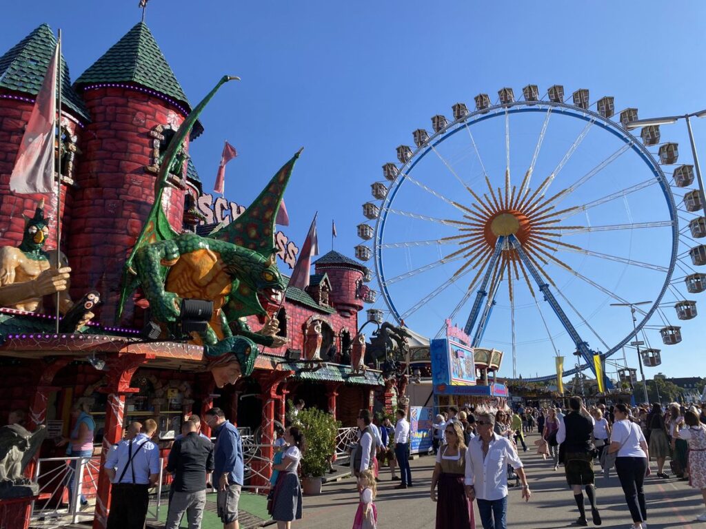 オクトーバーフェストの仮設遊園地