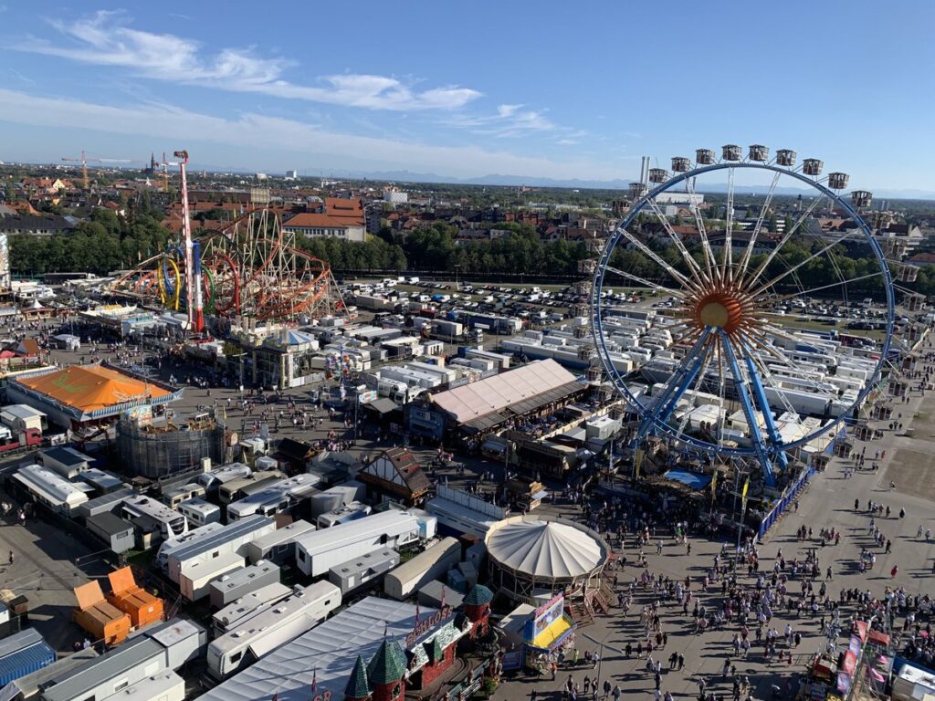 オクトーバーフェストの仮設遊園地エリア
