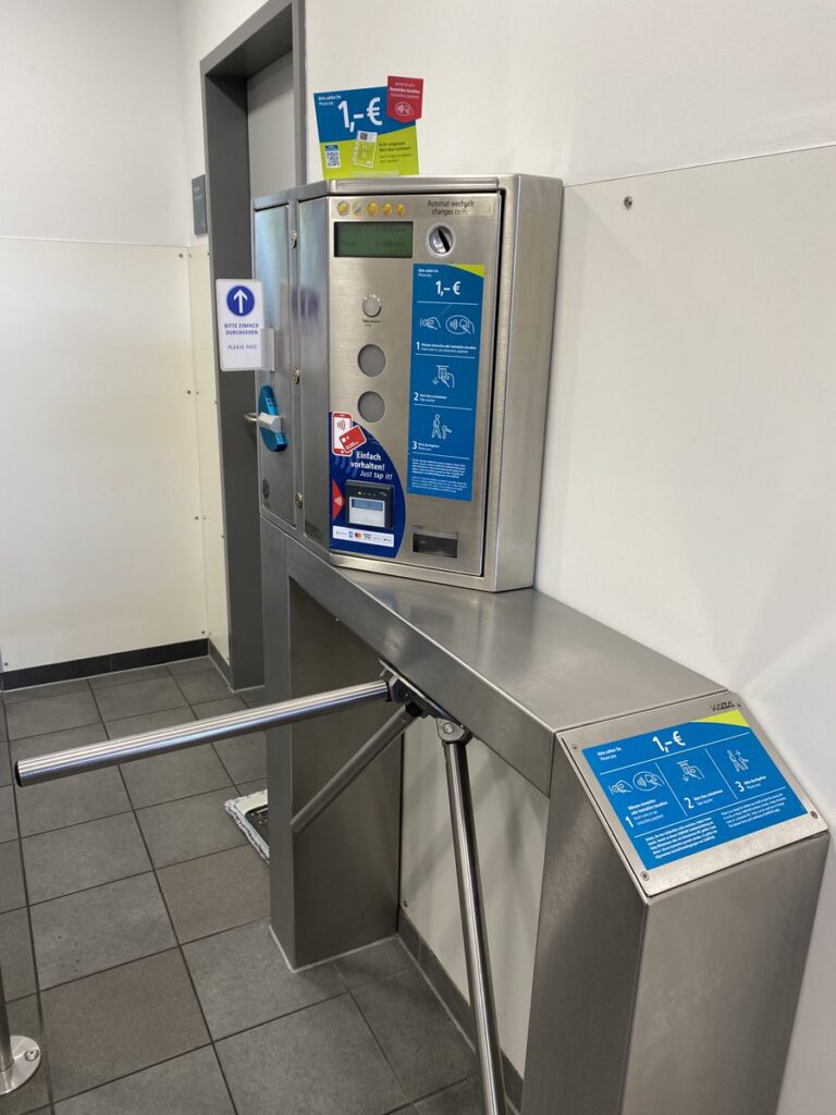 ドイツの有料トイレのタッチ決済端末