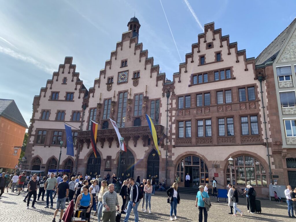 「無垢 MUKU」からの帰路はフランクフルト旧市街観光も(レーマー広場)