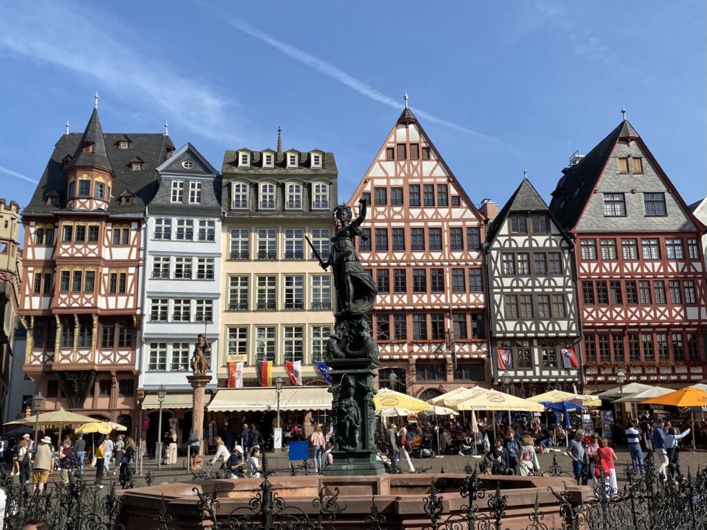 「無垢 MUKU」からの帰路はフランクフルト旧市街観光も(レーマー広場)