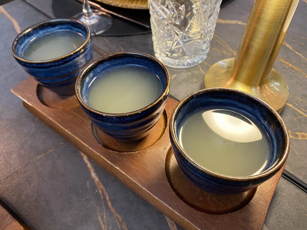 マドリード・地中海料理&スペイン料理屋「GastroVía 61」のお通し「鶏出汁スープ」