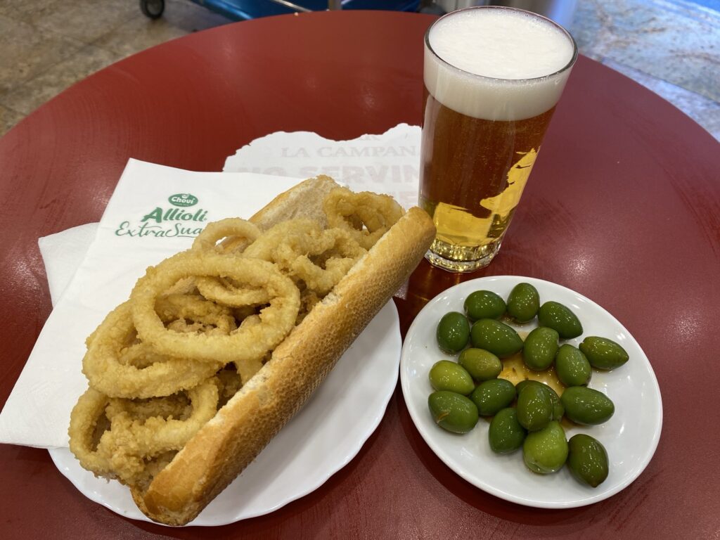 マドリード・「Bar La Campana」でいただく絶品イカリングサンド