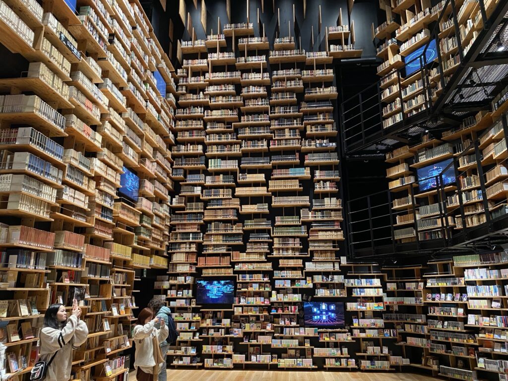 角川武蔵野ミュージアム・本棚劇場