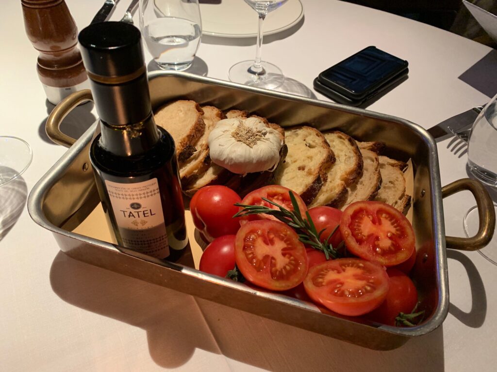 マドリード・お洒落な地中海料理レストラン「TATEL」の前菜(パンにニンニクとかトマトを塗ったくって食べてた)