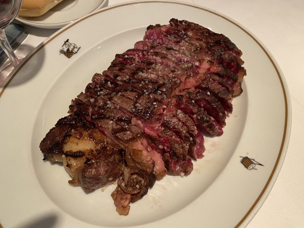 マドリード・「Mesón Txistu」の名物ステーキ「Chuletón Txistu(Rib Eye Strips on hot plate)」