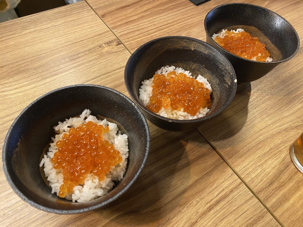 マドリード・ラーメン居酒屋「Ramen KOTSU×KOTSU」でいただく絶品ミニイクラ丼