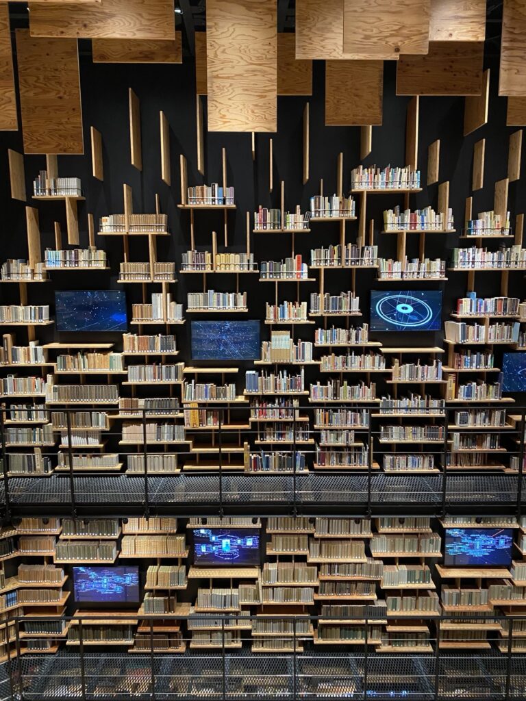 角川武蔵野ミュージアム・偉人達の残した蔵書3万冊に囲まれた、圧巻の「本棚劇場」