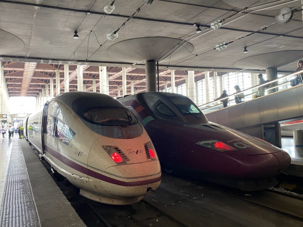 マドリード・アトーチャ駅からサラゴサへ向かう高速鉄道
