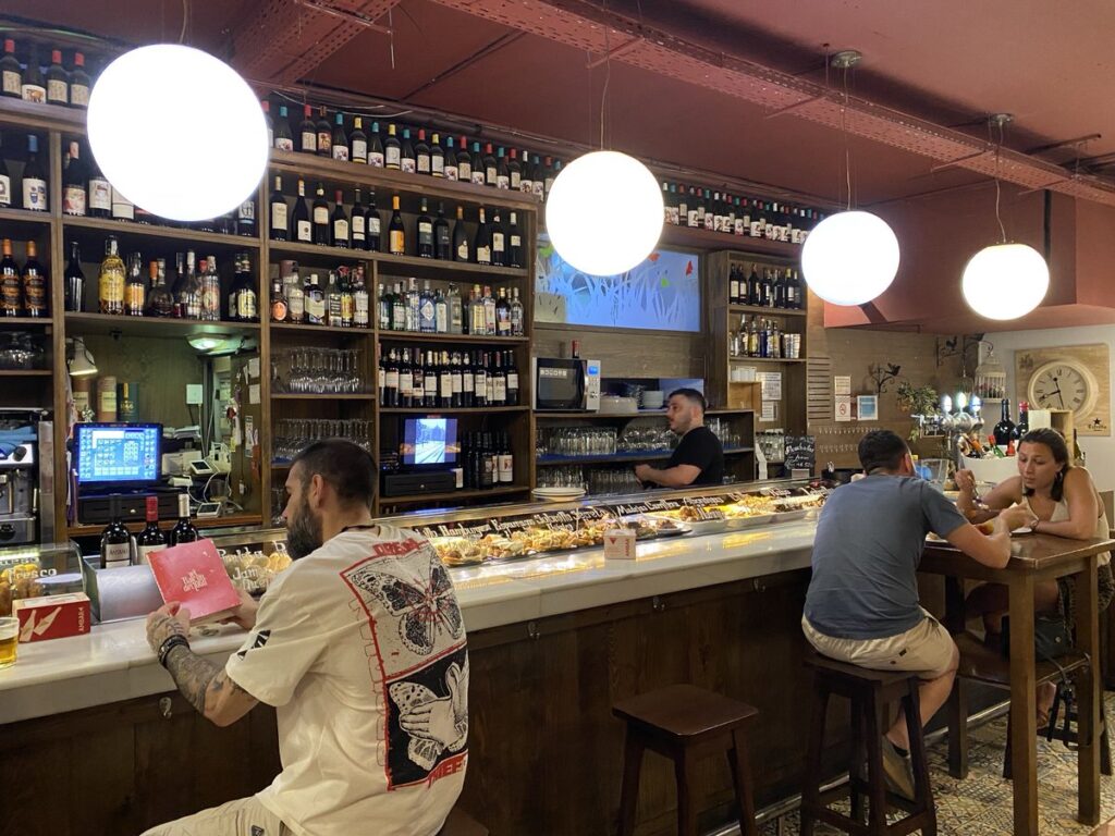 サラゴサ旧市街のバル店内