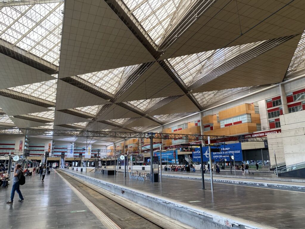 サラゴサの鉄道駅Zaragoza-Delicias構内