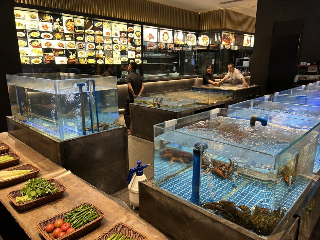 杭州「夏宴」の店内に並ぶ海鮮の水槽
