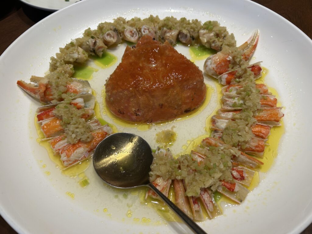 杭州「夏宴」の蟹を盛り付けた料理