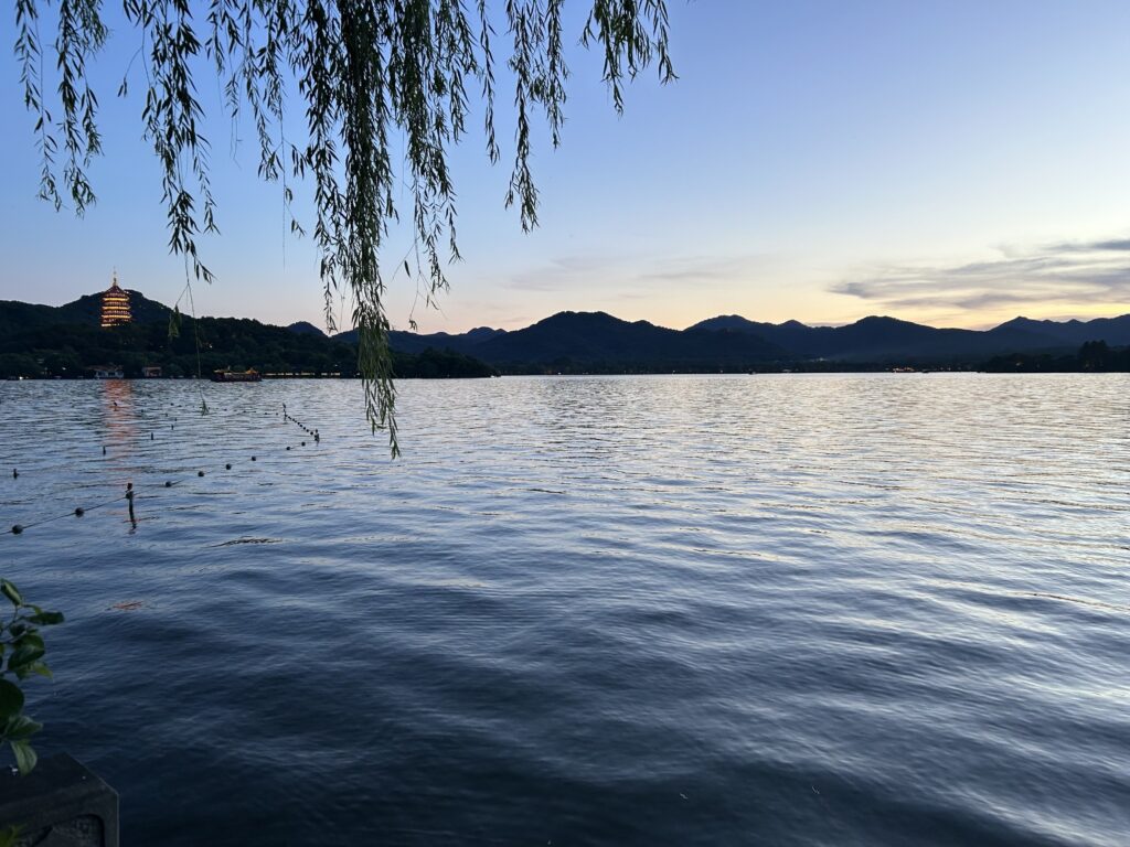 杭州・西湖の夕景とライトアップされた雷峰塔