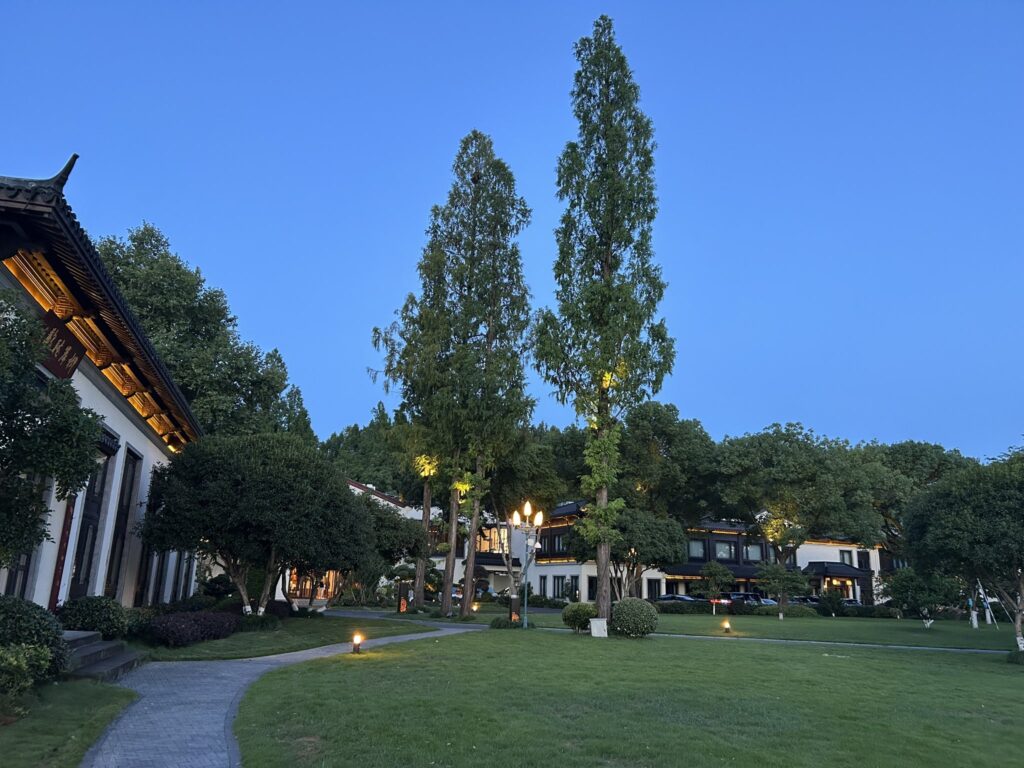 杭州西湖柳莺里酒店の庭園とホテル建物
