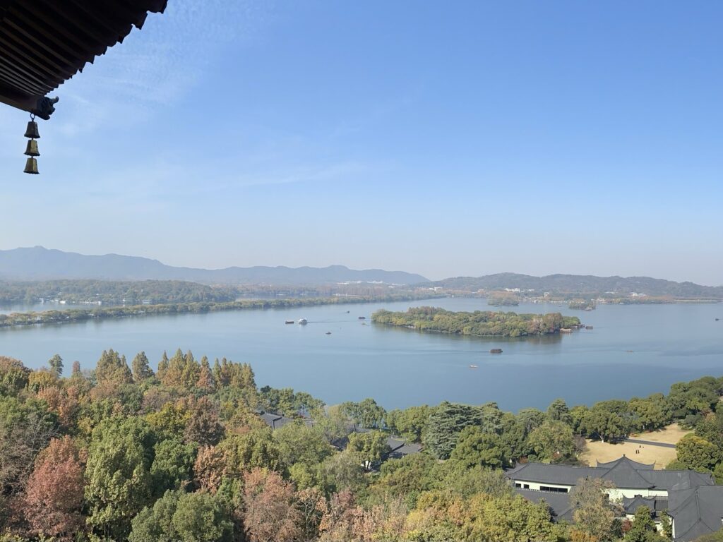 西湖を見渡せる五重塔、「雷峰塔」