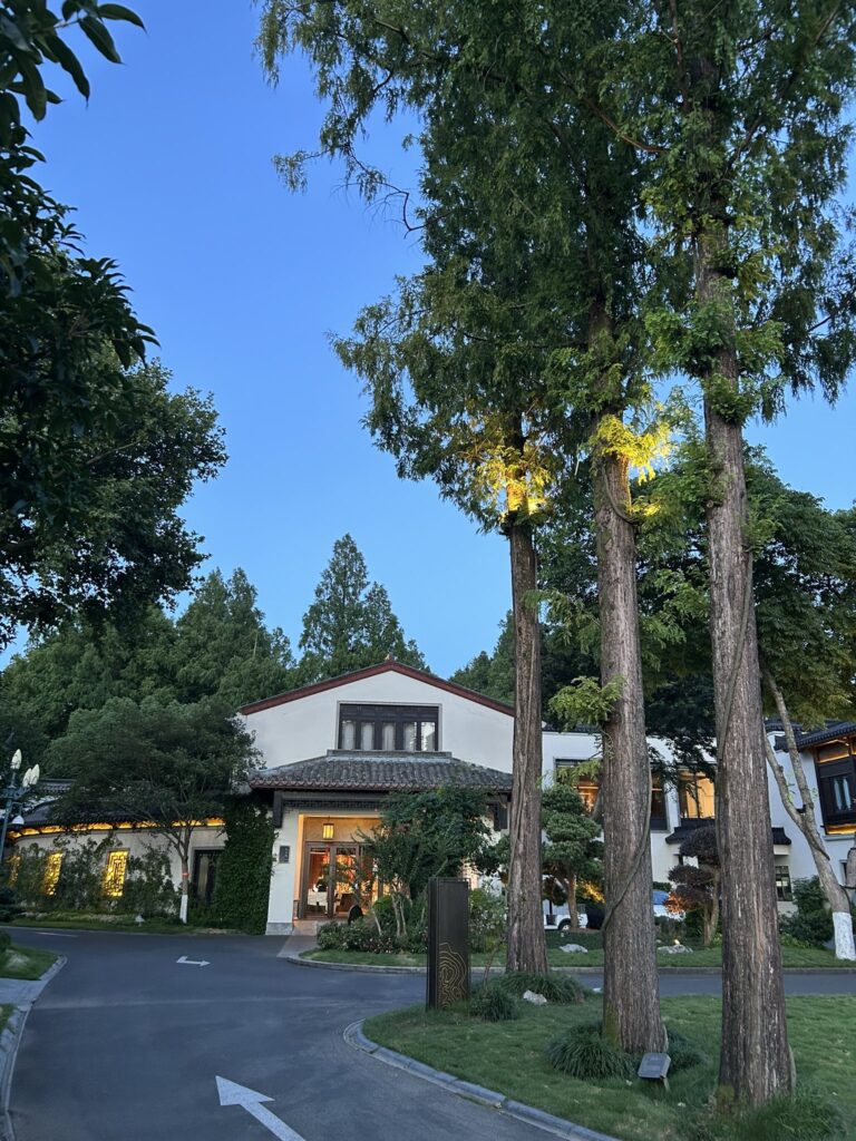 杭州西湖柳莺里酒店の庭園に建つホテル棟