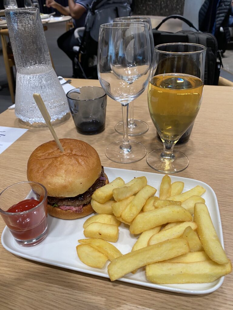 ヘルシンキ国際空港・「Finnair Platinum Wing」