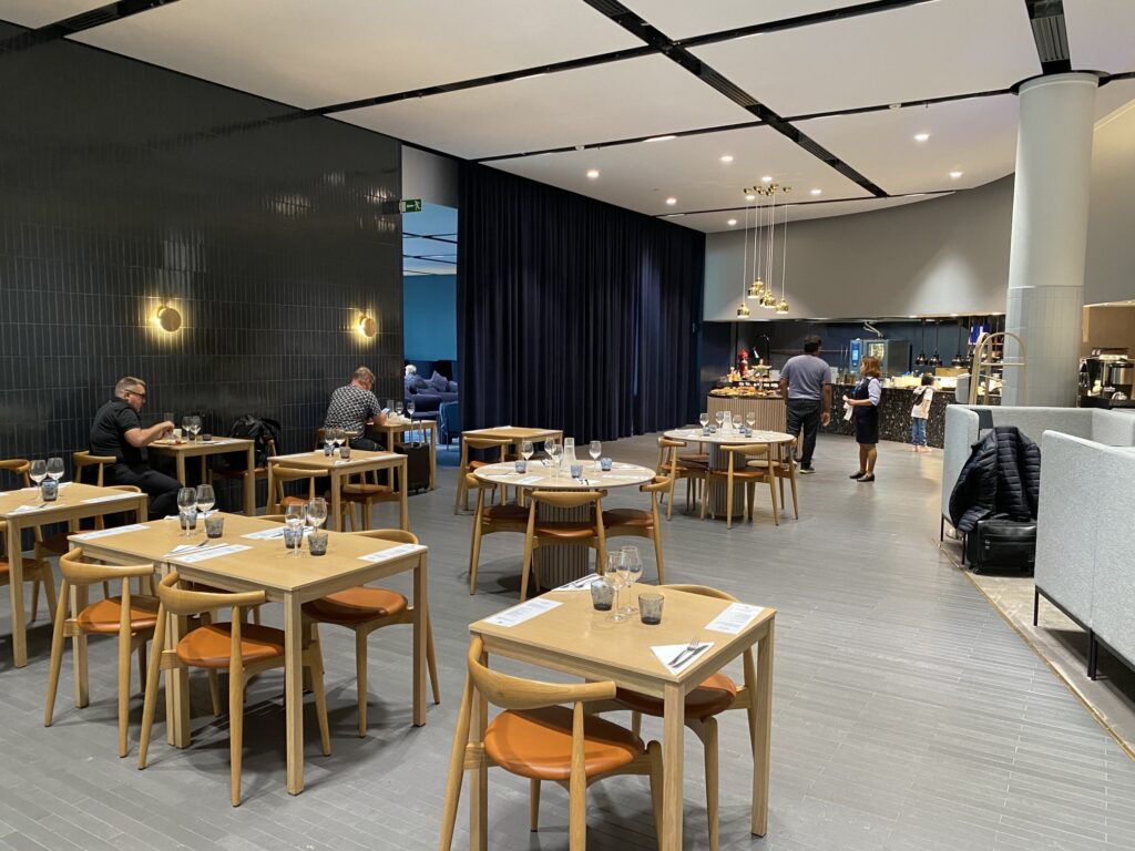 ヘルシンキ国際空港・「Finnair Platinum Wing」