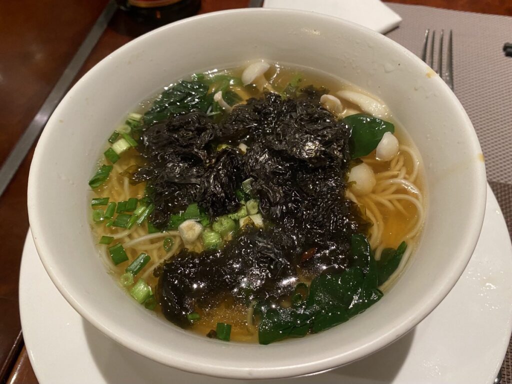KWEE ZEEN ALL DAY DININGの海苔をのせた麺料理