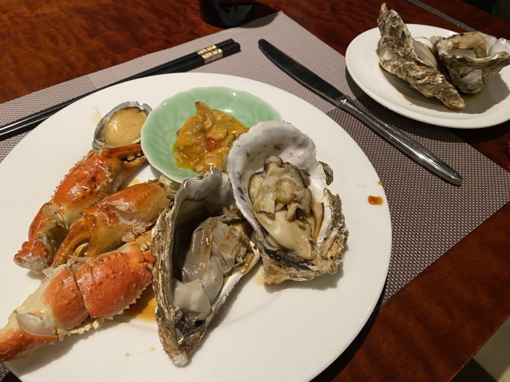 KWEE ZEEN ALL DAY DININGのロブスターと蒸し牡蠣