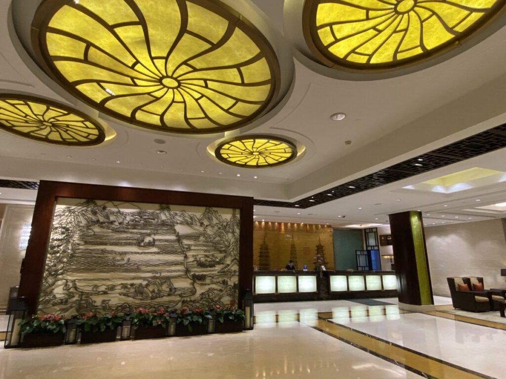 Sofitel Hangzhou Westlakeの装飾的な天井がある館内