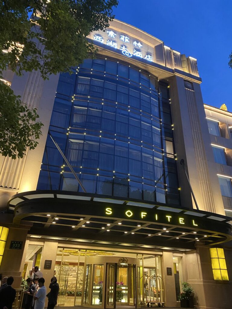Sofitel Hangzhou Westlakeの夜の外観