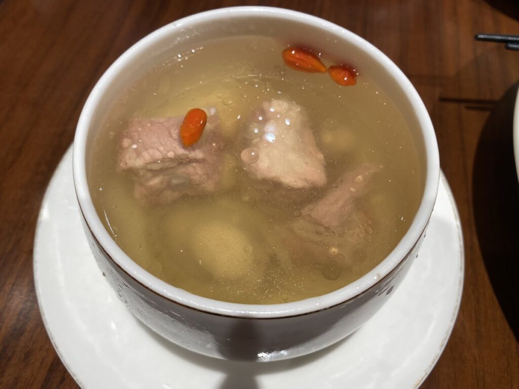 杭州「樨樾」で提供された肉入りスープ