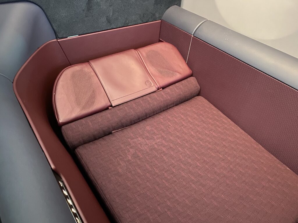 JL005便（ニューヨーク → 羽田）ビジネスクラス・ヘッドレストリクライニング機能