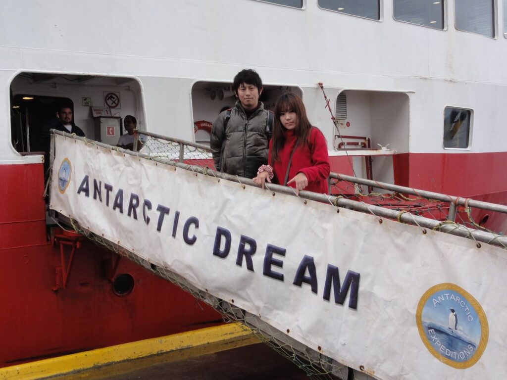 Antarctic Dream号の乗船口に立つ乗客