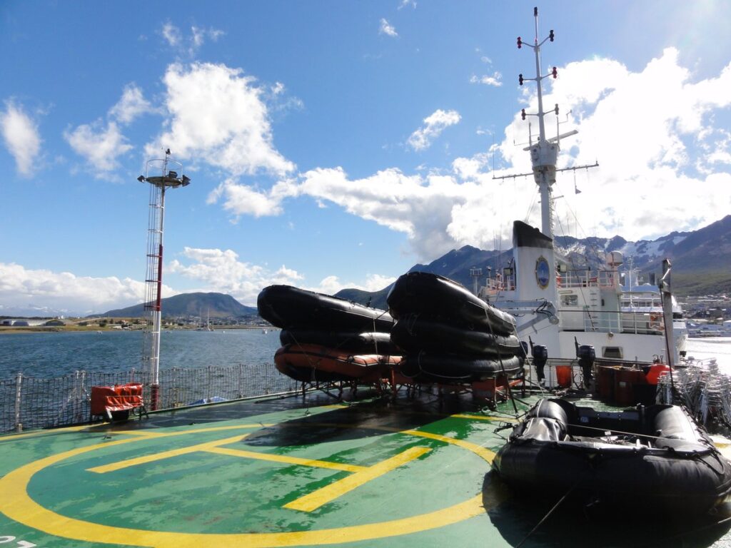 Antarctic Dream号ヘリポートに並ぶゾディアック