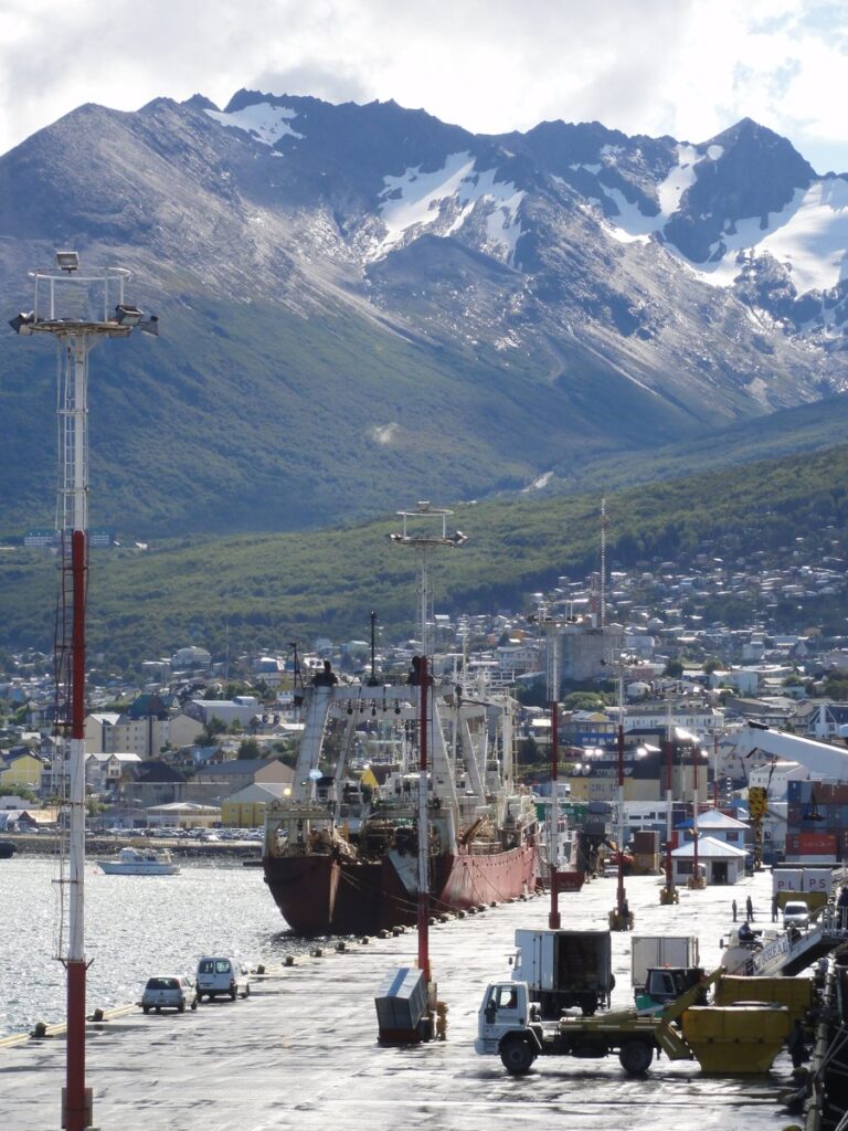 Antarctic Dream号から望むウシュアイアの町と山々