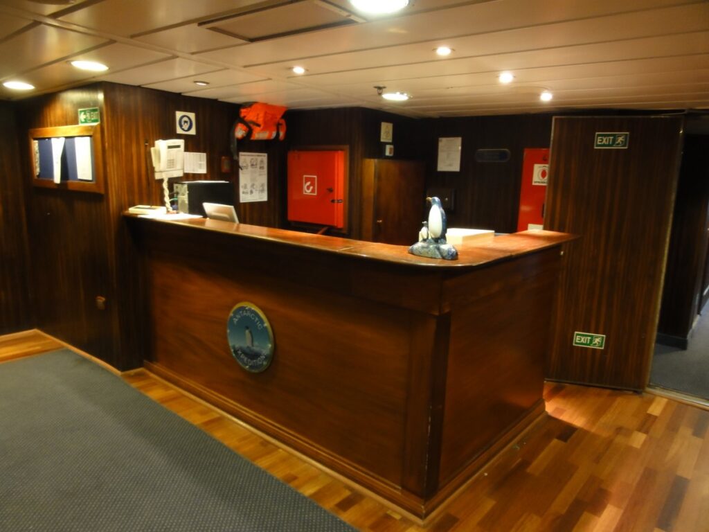 Antarctic Dream号3階Shackleton Deckのメインロビー