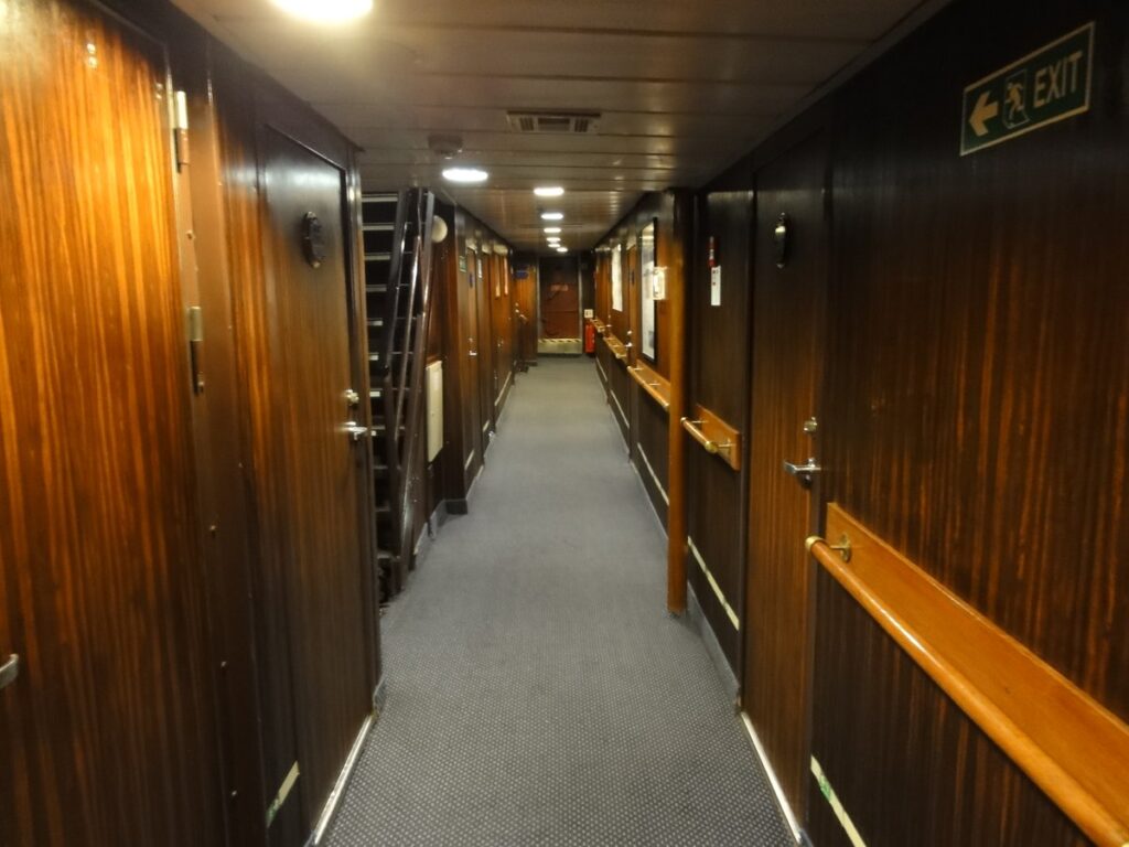 Antarctic Dream号3階Shackleton Deckの客室廊下