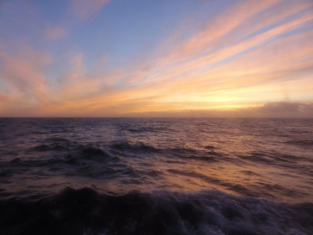 南極へ航行中のAntarctic Dream号から見た朝焼け