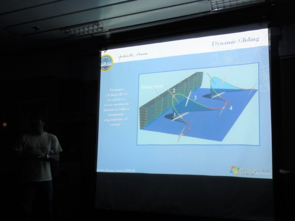 Antarctic Dream号で行われる南極に関するレクチャー