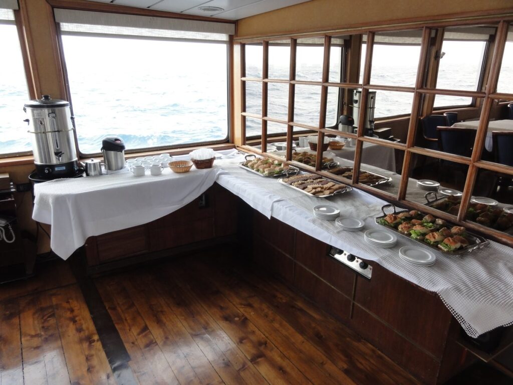 Antarctic Dream号メインダイニングルームの配膳スペース
