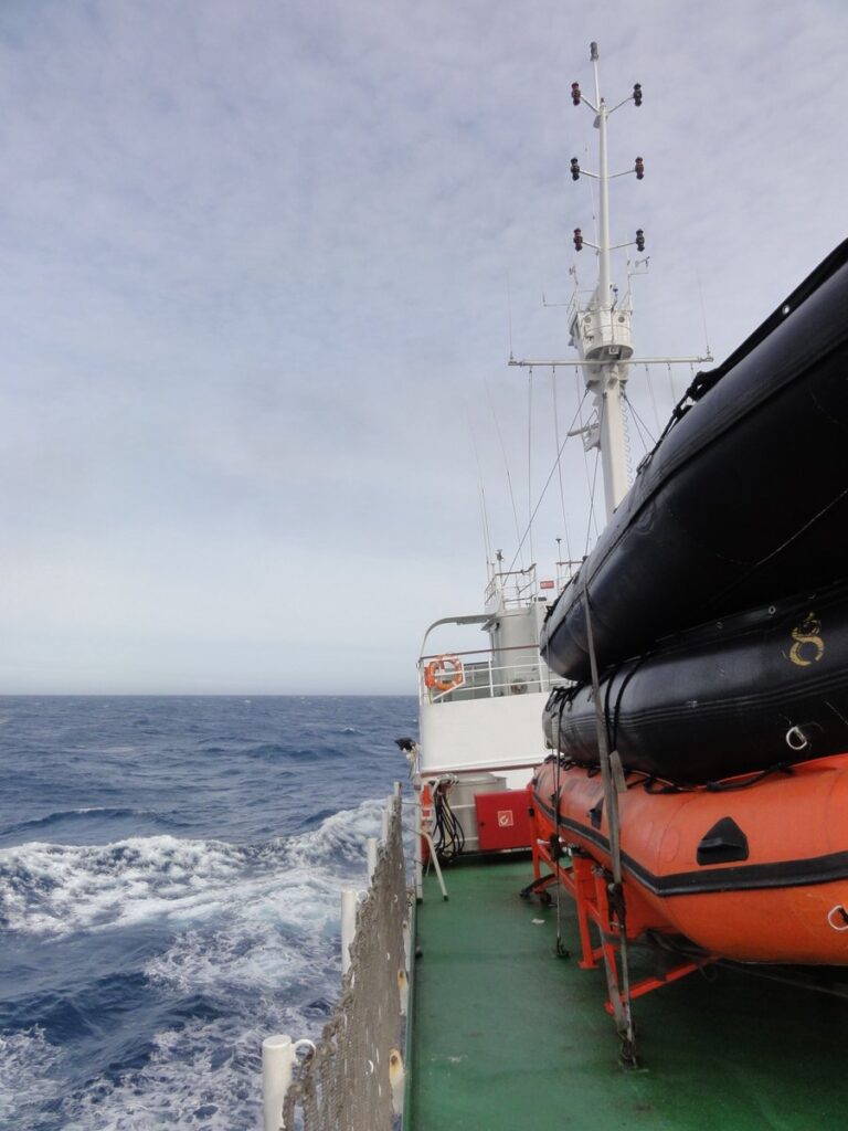 ドレーク海峡を航行するAntarctic Dream号のデッキとゾディアック