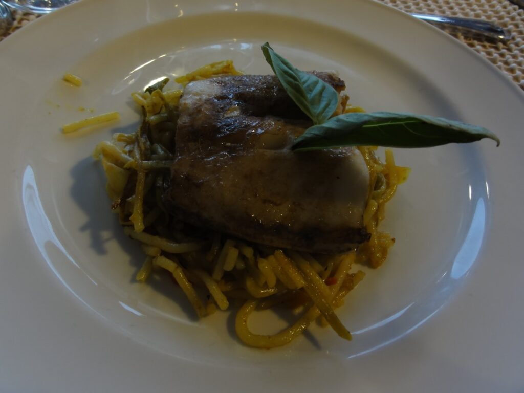 Antarctic Dream号メインダイニングルームの夕食