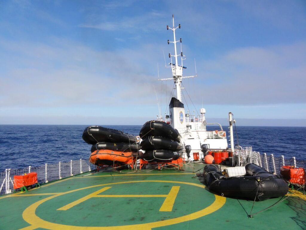 ドレーク海峡航行中のAntarctic Dream号ヘリポートとゾディアック