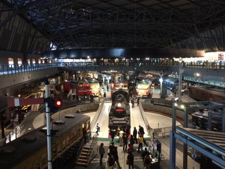 鉄道博物館の車両が並ぶ広大な展示ホール