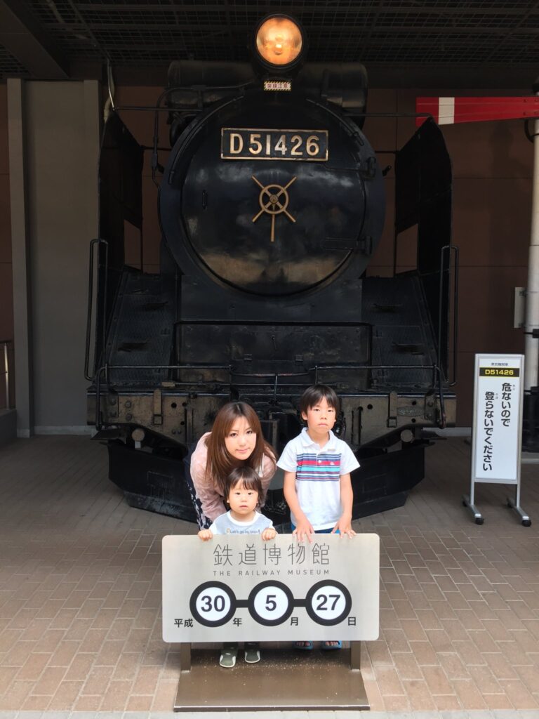 鉄道博物館に展示されているSLの前で撮影した家族写真