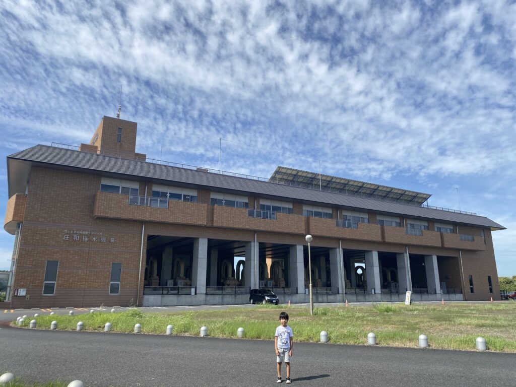 首都圏外郭放水路の見学施設・庄和排水機場の外観