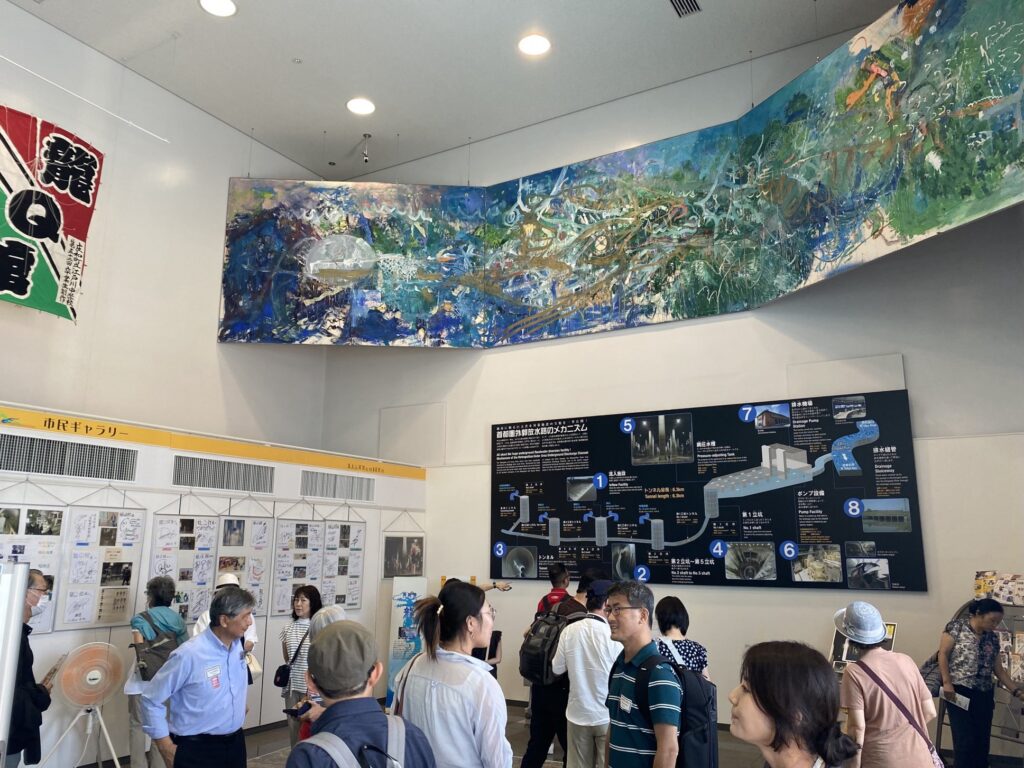 地底探検ミュージアム龍Q館の展示を見学する参加者