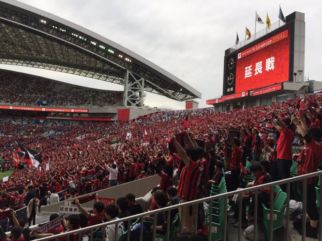 埼玉スタジアム2002を埋める大観衆と延長戦を示す大型ビジョン