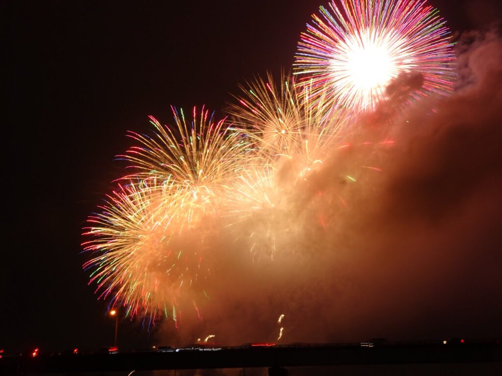 こうのす花火大会で夜空を彩る大規模なスターマイン