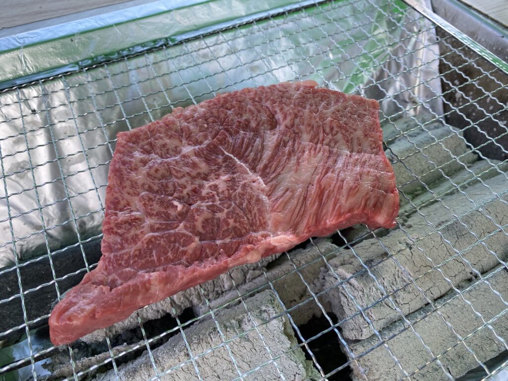 荒川運動公園のBBQで網焼きする牛肉