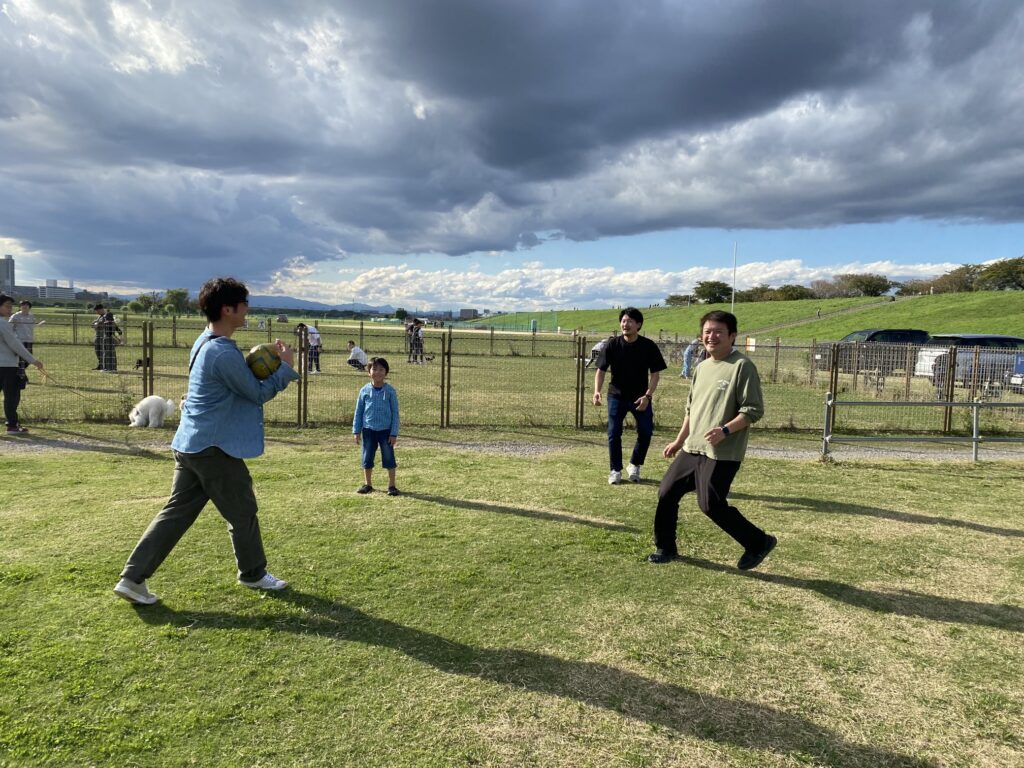 荒川運動公園の河川敷で遊ぶ参加者たち