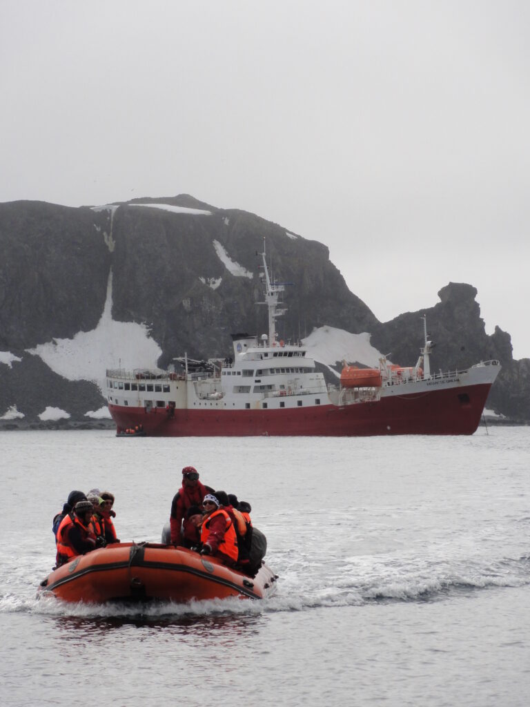 南極クルーズ：南シェトランド諸島「ハーフムーン島」